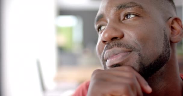 Close Homem Afro Americano Com Uma Expressão Pensativa Dentro Casa — Vídeo de Stock
