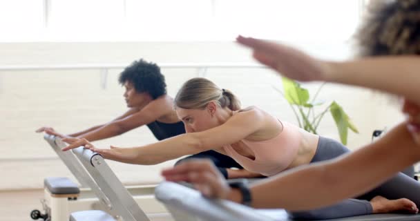 Drei Frauen Nehmen Einem Pilates Workout Zum Thema Reformer Teil — Stockvideo