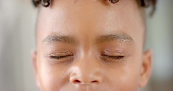 Primo Piano Giovane Afroamericano Con Gli Occhi Marroni Casa Suoi — Video Stock