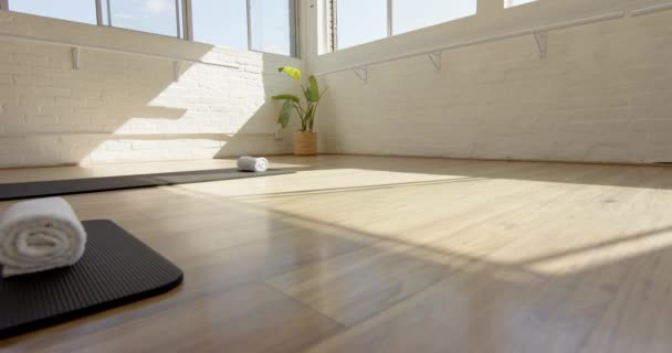 Tre Stuoie Yoga Sono Ordinatamente Disposti Pavimento Legno Una Stanza — Video Stock
