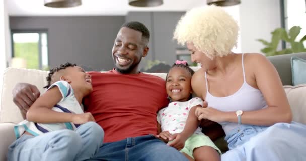 Glad Familie Afroamerikansk Mann Kvinne Deler Gledelig Øyeblikk Med Sin – stockvideo