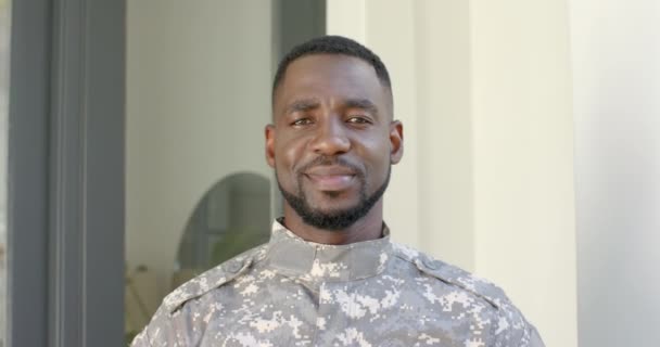 Afro Amerikaanse Soldaat Militair Uniform Glimlacht Warm Thuis Zijn Kleding — Stockvideo