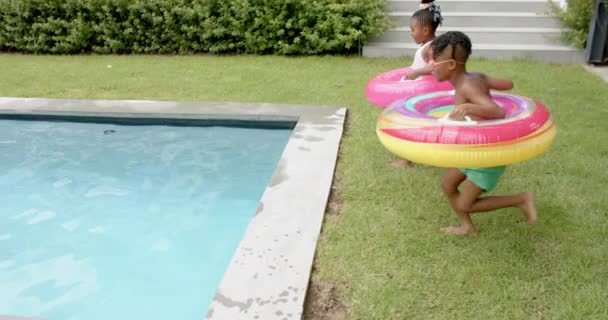Счастливая Семья Афро Американского Мужчины Мальчика Играет Бассейне Дома Время — стоковое видео