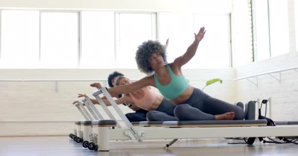 Frauen Absolvieren Ein Pilates Training Mit Einem Reformer Gerät Das — Stockvideo