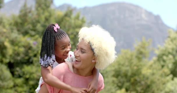 Uma Jovem Mãe Birracial Com Cabelo Loiro Carrega Uma Filha — Vídeo de Stock