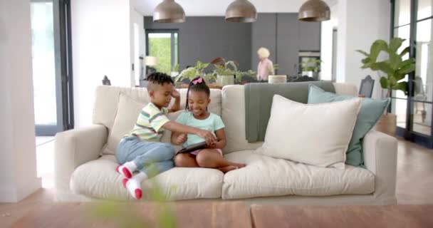 Afroamerikai Fivérek Nővérek Otthon Ülnek Egy Kanapén Egy Tableten Osztoznak — Stock videók