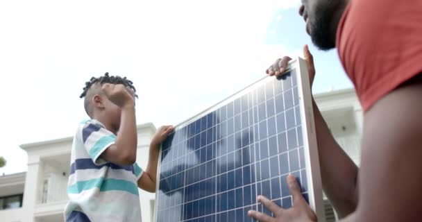 Padre Hijo Afroamericanos Manejan Panel Solar Aire Libre Casa Están — Vídeo de stock
