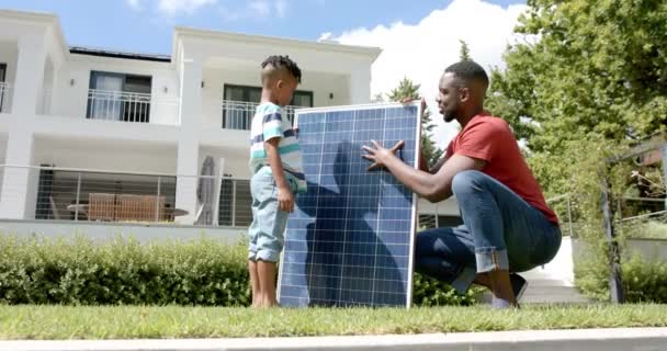 Афроамериканец Отец Сын Осматривают Солнечную Панель Дома Отец Учит Своего — стоковое видео