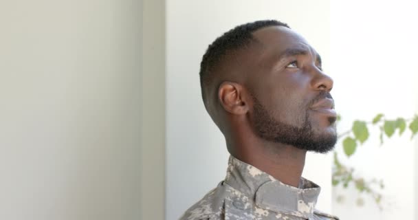 Afro Amerikaanse Man Militair Uniform Lacht Tevreden Thuis Zonlicht Baadt — Stockvideo