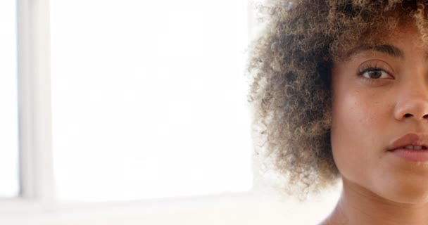 Крупный План Молодой Распутной Женщины Вьющимися Волосами Радостным Выражением Лица — стоковое видео