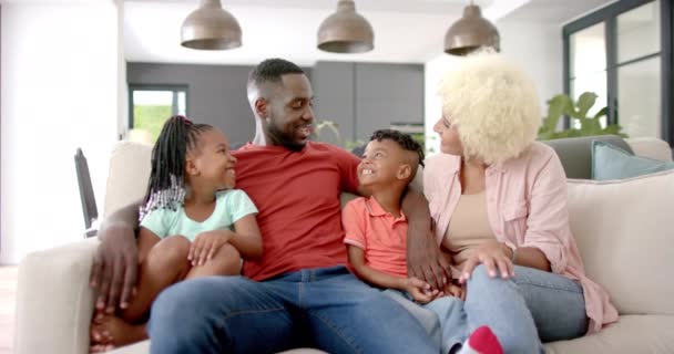 Afrikansk Amerikansk Familie Nyter Muntert Øyeblikk Sofaen Smiler Utstråler Som – stockvideo