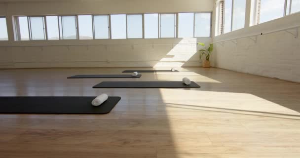Estudio Yoga Está Bañado Luz Natural Con Esteras Reforzadores Perfectamente — Vídeo de stock