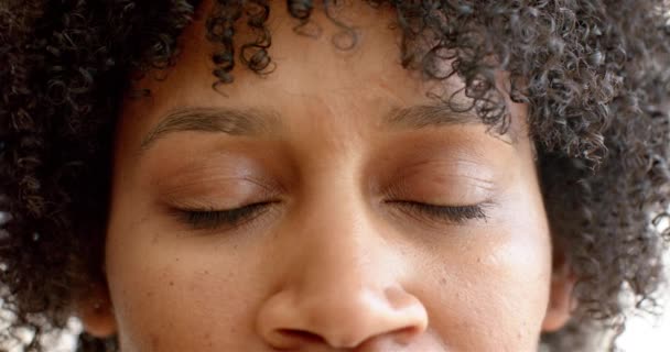 Lähikuva Kaksirotuinen Nainen Kihara Tukka Ruskeat Silmät Hänen Ilmeensä Neutraali — kuvapankkivideo