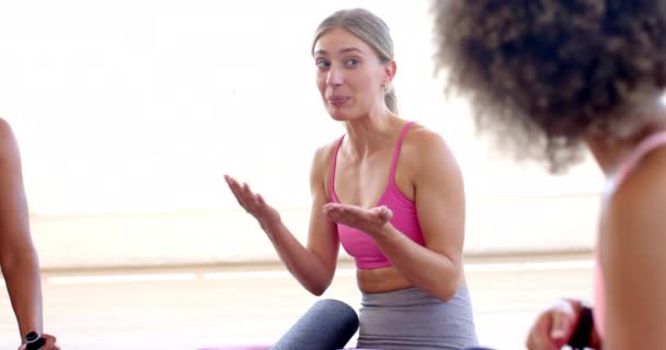 Jonge Blanke Vrouw Een Fitness Klas Een Pilates Studio Sprekend — Stockvideo