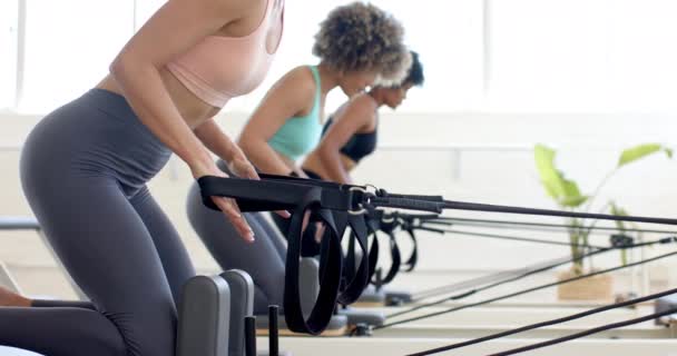 Dvě Ženy Zapojují Pilates Cvičení Pomocí Reformátorských Strojů Nastavení Světlé — Stock video