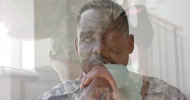 Afro-Amerikalı bir erkek ve melez bir kadının mutlu ailesi iki çocukla birlikte mutlu bir anı paylaşıyor. Aile bir kanepede oturuyor, birlikte gülüyorlar. Parlak, modern bir oturma odasında, ağır çekimde..