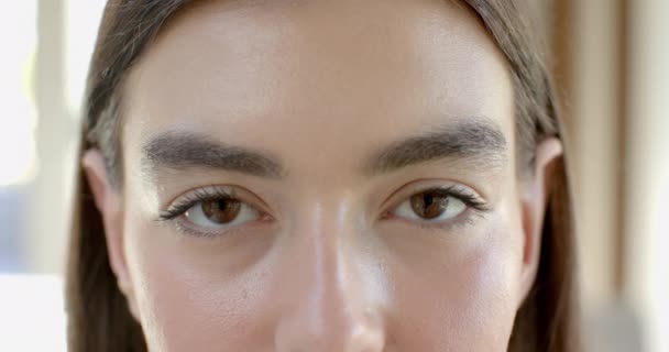 Detailní Záběr Dospívající Bělošky Hnědýma Očima Výrazným Obočím Její Pleť — Stock video