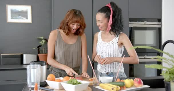 Twee Biraciale Vriendinnen Bereiden Eten Een Moderne Keuken Zijn Gericht — Stockvideo
