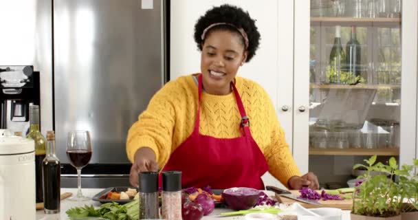 Spela Upp Matlagning Show Afroamerikansk Kvinna Förbereder Måltid Ett Soligt — Stockvideo