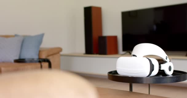 Een Virtual Reality Headset Rust Een Tafel Een Moderne Woonkamer — Stockvideo