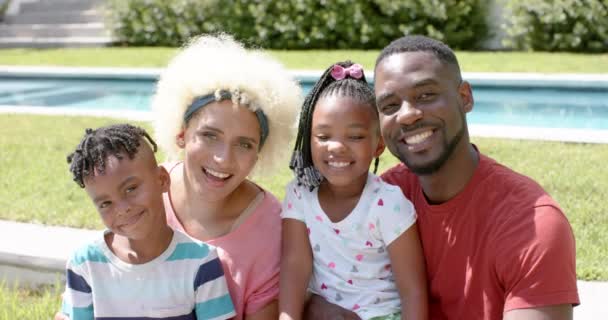 Família Afro Americana Com Uma Jovem Mulher Biracial Sorri Livre — Vídeo de Stock