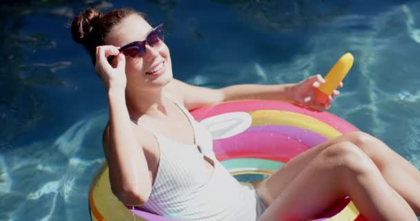 Teenage Caucasian Girl Enjoys Sun Colorful Float Pool Holding Popsicle — Stock Video
