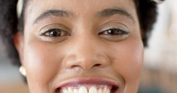 Primer Plano Una Mujer Afroamericana Con Una Sonrisa Sutil Ojos — Vídeo de stock