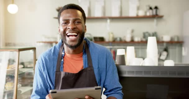 Alegre Barista Afroamericano Sostiene Una Tableta Entorno Café Brillante Sonrisa — Vídeo de stock