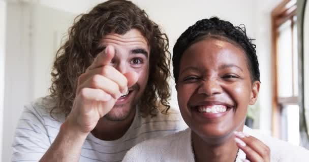 Mladý Běloch Afroameričanka Usmívají Kamery Kudrnaté Hnědé Vlasy Ona Spletené — Stock video