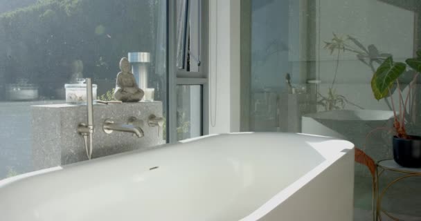 Spokojna Łazienka Białą Wanną Jest Kąpana Naturalnym Świetle Dużego Okna — Wideo stockowe