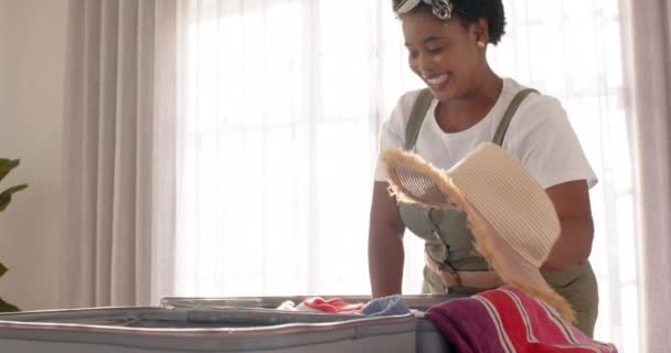 Donna Afroamericana Che Prepara Valigie Vacanze Con Spazio Fotocopie Casa — Video Stock