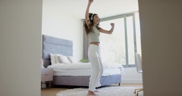 Adolescente Caucasiana Menina Está Dançando Divertindo Quarto Brilhante Casa Ela — Vídeo de Stock