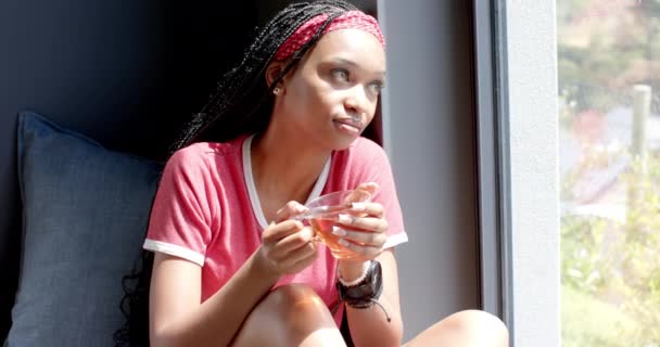 Ung Afroamerikansk Kvinne Ser Utsiden Hjemme Drikker Sofaen Hun Har – stockvideo