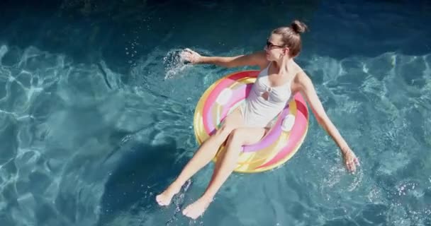 Adolescente Chica Caucásica Disfruta Del Sol Colorido Flotador Una Piscina — Vídeos de Stock
