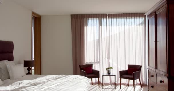 Güneş Işığı Modern Yatak Odasındaki Perdelerin Arasından Filtrelenir Lüks Bir — Stok video