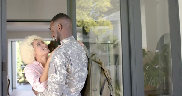 Heureux Couple Afro Américains Uniforme Militaire Embrasse Une Jeune Femme — Video
