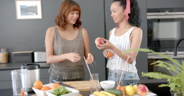 Dos Jóvenes Amigas Biraciales Están Preparando Fruta Una Cocina Moderna — Vídeos de Stock