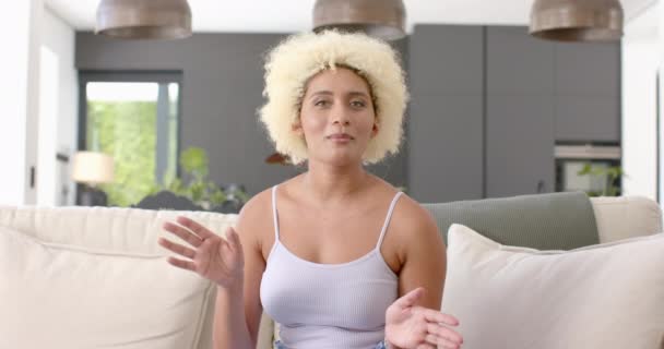 Mujer Birracial Joven Con Gestos Pelo Rubio Rizado Mientras Habla — Vídeo de stock