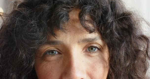 Zbliżenie Dwurasowej Kobiety Kręconymi Czarnymi Włosami Niebieskimi Oczami Jej Spojrzenie — Wideo stockowe