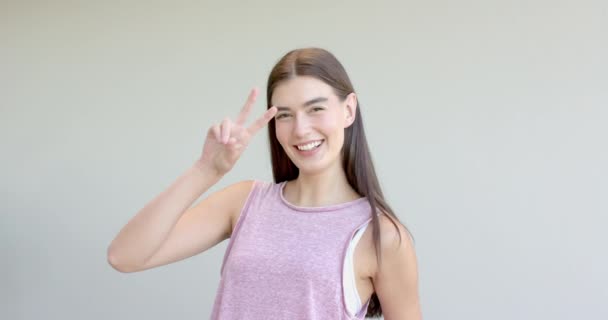 Adolescente Blanche Avec Longs Cheveux Bruns Clignote Signe Paix Maison — Video