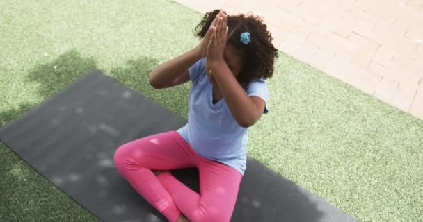 Biracial Ragazza Medita Tappetino Yoga All Aperto Scuola Mani Premute — Video Stock