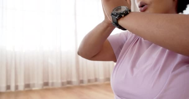 Afroamerikkalainen Nainen Meditoi Joogaa Kopioimalla Tilaa Kotona Hän Pukeutuu Vaaleanpunainen — kuvapankkivideo