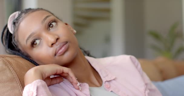 Ung Afrikansk Amerikansk Kvinde Slapper Sofa Derhjemme Smiler Blidt Hun – Stock-video