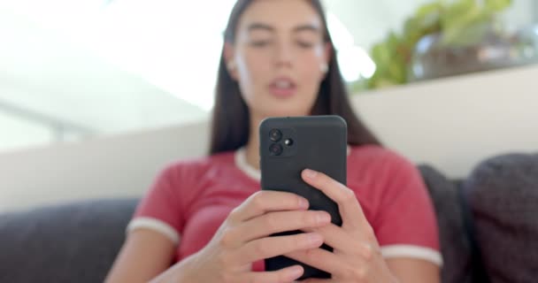 Adolescente Chica Caucásica Con Pelo Castaño Largo Está Utilizando Teléfono — Vídeos de Stock