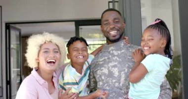 Çift ırklı aile, aktif görevde olan Afrikalı Amerikalı baba askeri, melez bir kadın ve iki neşeli çocukla birlikte karşılıyor. Birlikte gülüyorlar. Parlak bir evde duruyorlar, sıcak bir aile ortamı yayıyorlar..