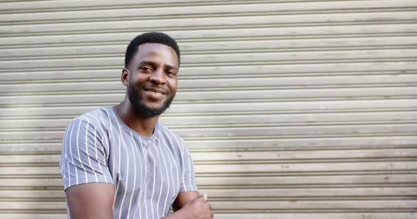 Jonge Afro Amerikaanse Man Glimlacht Breed Staande Voor Een Metalen — Stockvideo