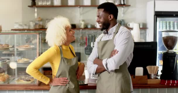 Equipo Barista Mujer Birracial Hombre Afroamericano Pie Junto Con Sonrisas — Vídeo de stock