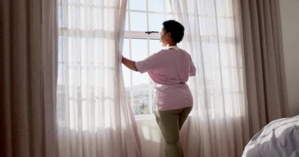 Femme Afro Américaine Ouvre Les Rideaux Une Pièce Ensoleillée Maison — Video