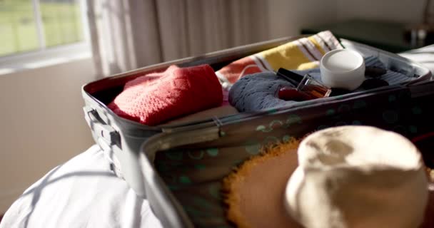 Een Koffer Ligt Open Een Bed Gevuld Met Kleding Een — Stockvideo
