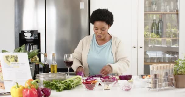Toista Ruoanlaitto Show Afrikkalainen Amerikkalainen Nainen Valmistautuu Kokki Moderni Keittiö — kuvapankkivideo